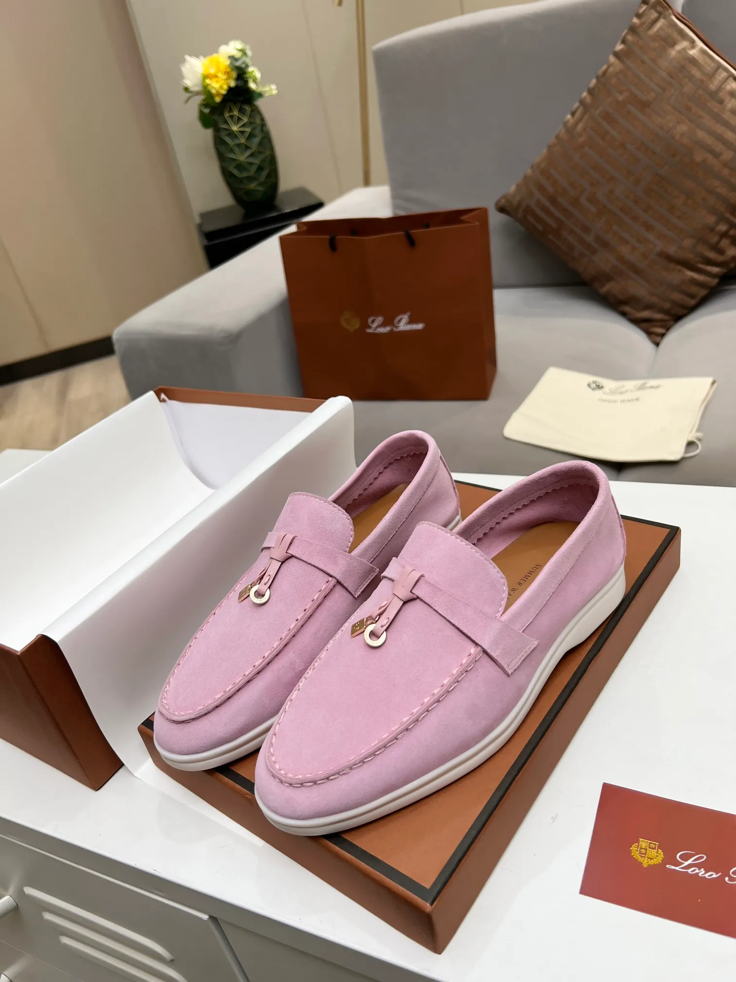 👟👟Ex-factory price 480👟👟 【Loro Piana】Italian top cashmere is fashionable and classic, and the leather is also practical and still of the highest quality on the Internet. Developed from the original board, the upper is made of Yangjing silk and is smooth. Leather lining, wear-resistant high-elastic beef tendon bottom. Size: 35-42, (men’s +10)